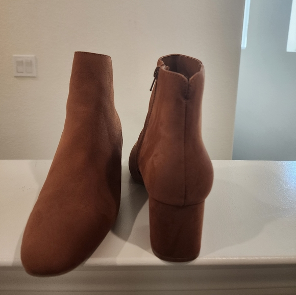Nwot suede booties - Picture 4 of 6